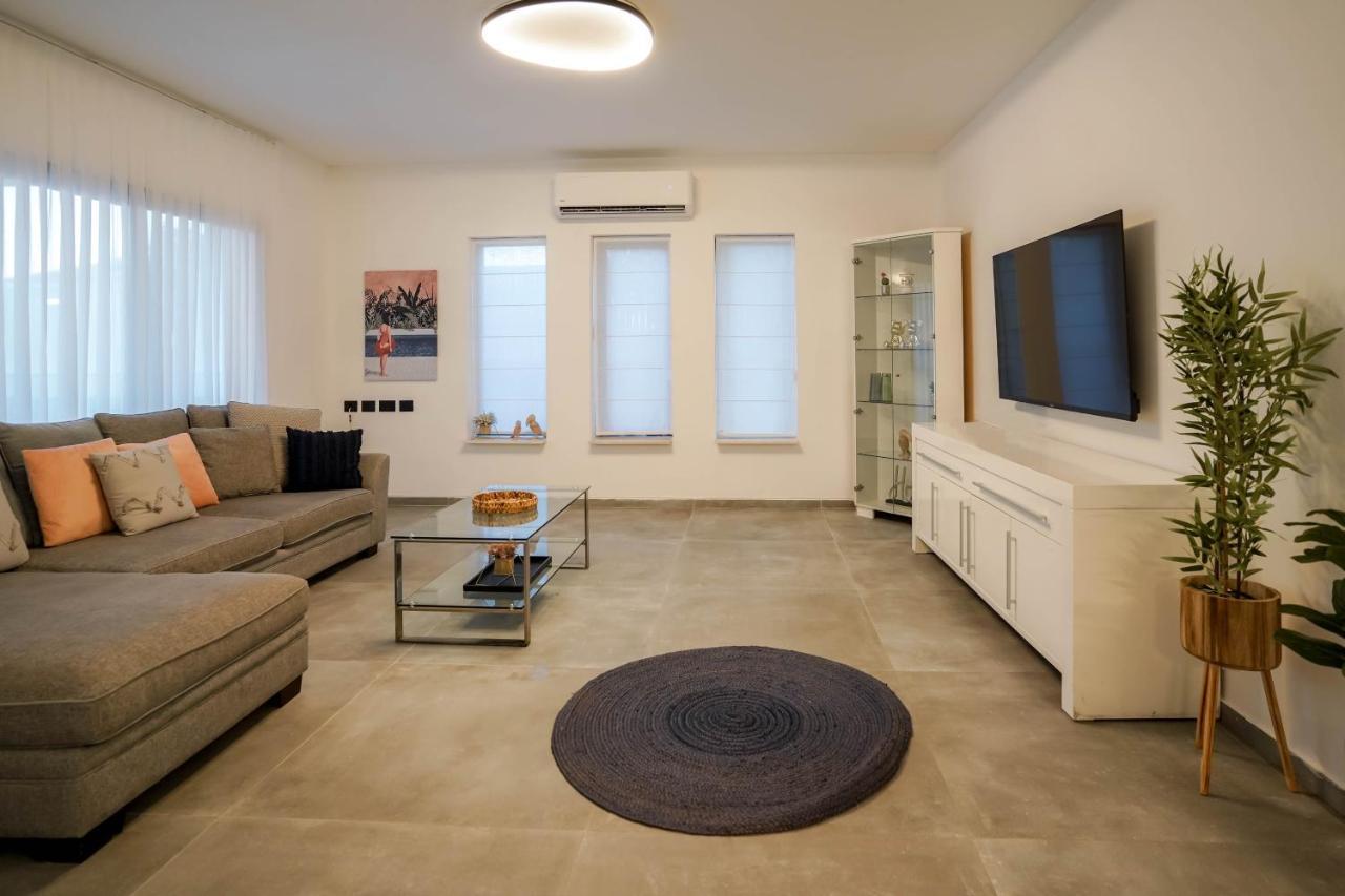 וילה רוני בריכה מחוממת Villa Roni Heated Pool Eilat Exteriör bild