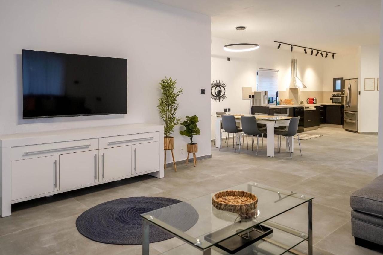 וילה רוני בריכה מחוממת Villa Roni Heated Pool Eilat Exteriör bild