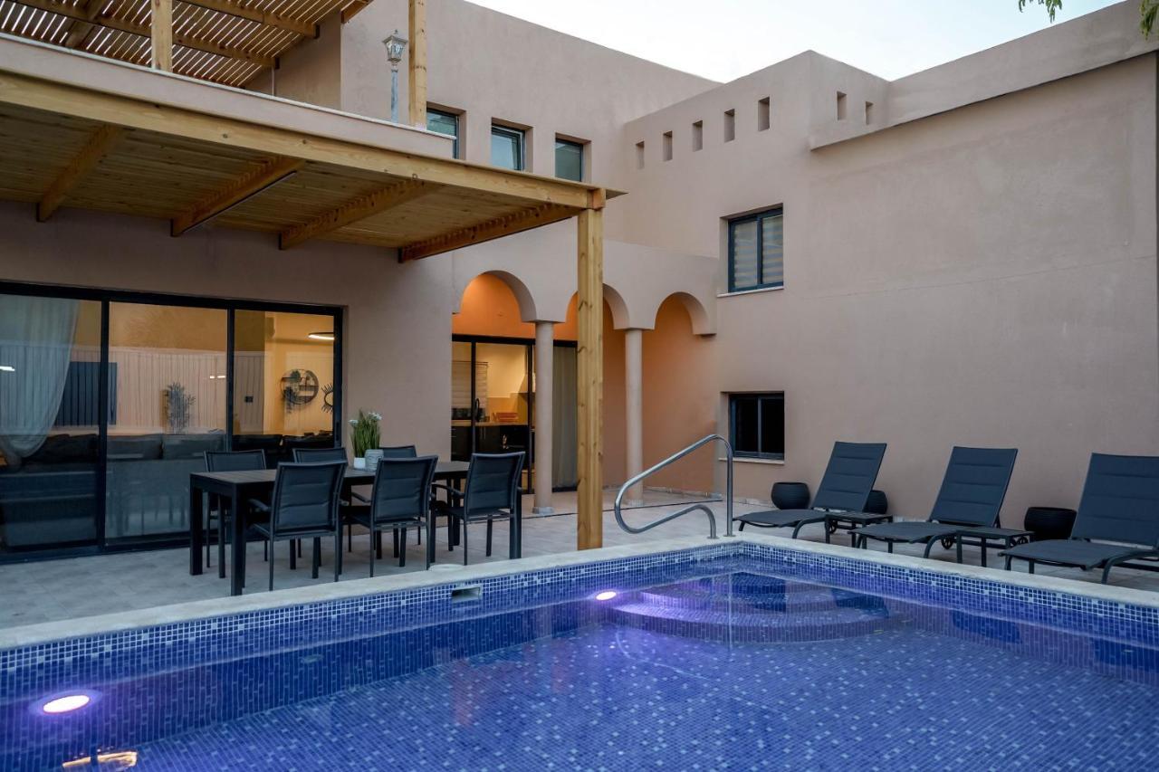 וילה רוני בריכה מחוממת Villa Roni Heated Pool Eilat Exteriör bild